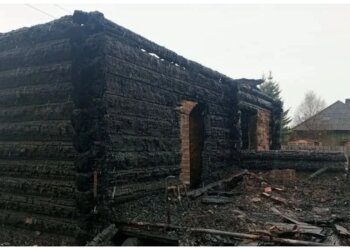 Два человека погибли при пожаре в доме в Красноярском крае