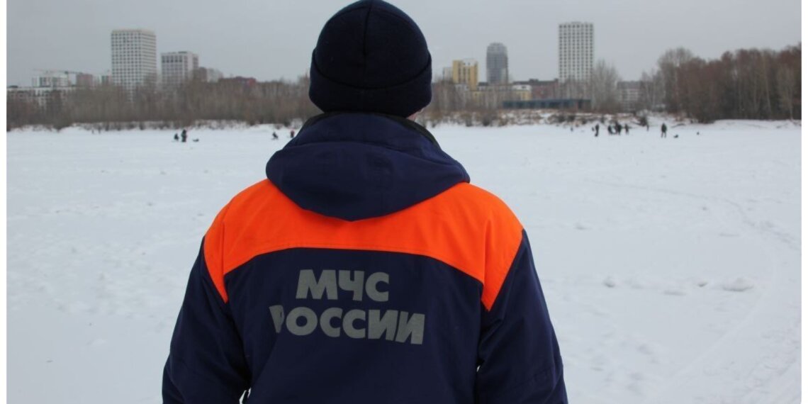 В Бердске спасатели вскрыли квартиру ради спасения мужчины, а он просто крепко спал