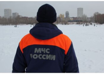 В Бердске спасатели вскрыли квартиру ради спасения мужчины, а он просто крепко спал