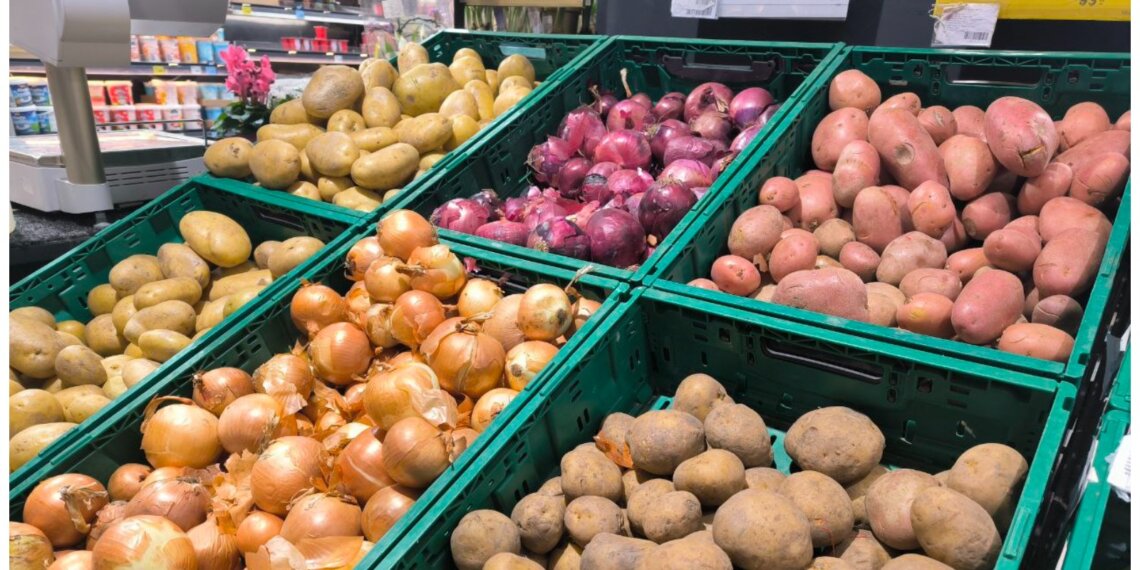 В Новосибирске сотрудницу торговой сети осудили за миллионные взятки за овощи и фрукты