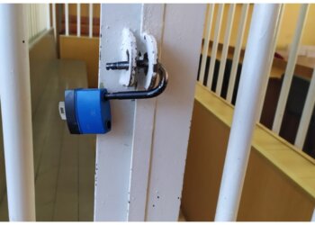 Пьяный красноярец с пистолетом угрожал детям и стрелял у спортшколы