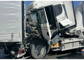 Цементовоз собрал четыре машины на трассе Р-256 в Бердске, водителя зажало в кабине