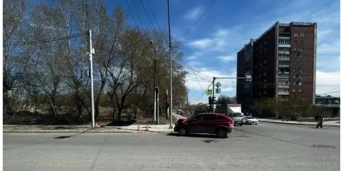 Пьяный водитель сбил двух пешеходов на тротуаре в Новосибирске