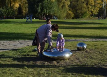 Разгромленный вандалами сквер имени Калинина в Новосибирске восстановят к майским праздникам