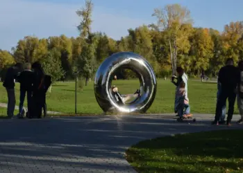 Шашлык, дача и работа: что запланировали новосибирцы на майские праздники