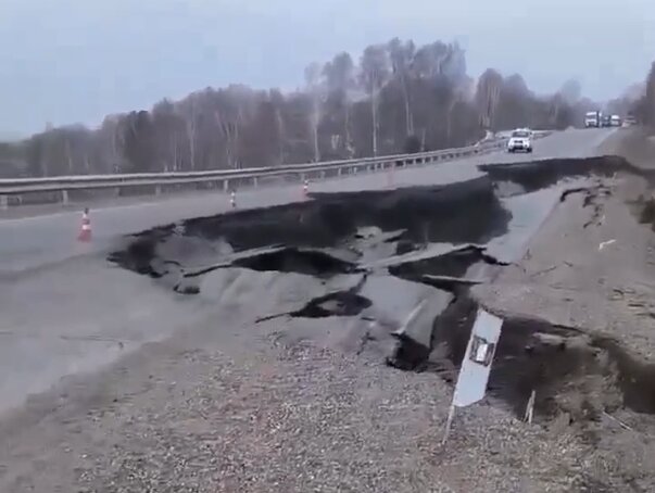 Участок трассы обрушился в Кемеровской области