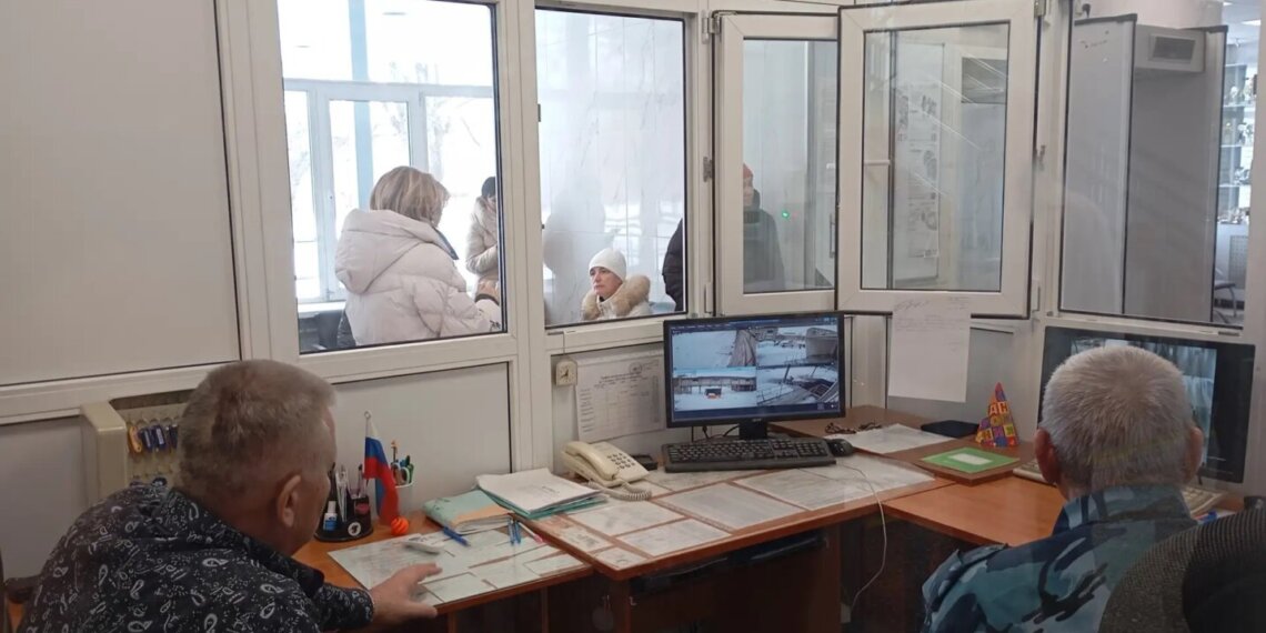 Руками не трогать: Рособрнадзор запретил прикасаться к школьникам