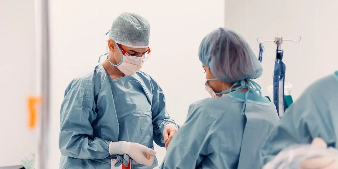 Пациенту с пересаженным сердцем спасли почку от рака в Новосибирске