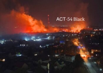 В Кировском районе пять часов горело поле: ветер нёс пламя к частному сектору