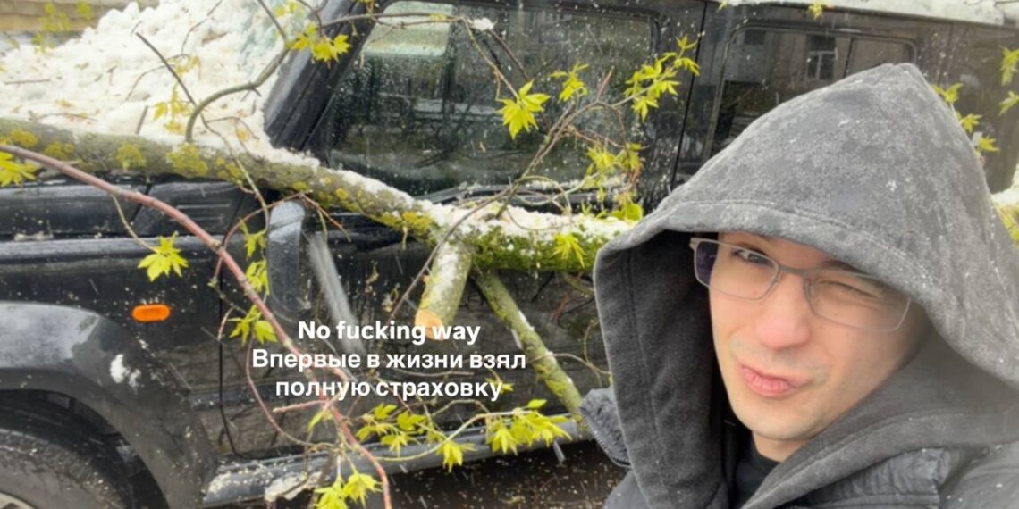 Шторм в Москве обрушил дерево на машину Славы Мэрлоу