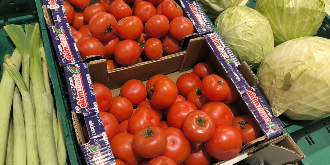 Помидоры подскочили на 20%, а цены на огурцы рухнули на треть в Новосибирской области