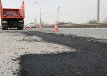 На региональных трассах НСО продолжается ямочный ремонт
