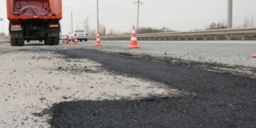 На региональных трассах НСО продолжается ямочный ремонт