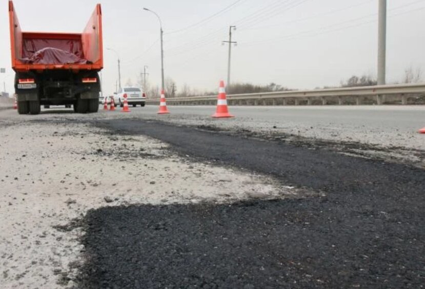 На региональных трассах НСО продолжается ямочный ремонт