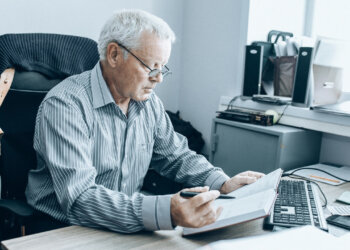 Новосибирский графолог рассказал, как почерк играет роль в раскрытии преступлений