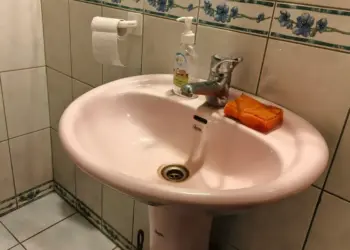 В Новосибирске хотят включить услуги сантехников и электриков в квитанции ЖКХ