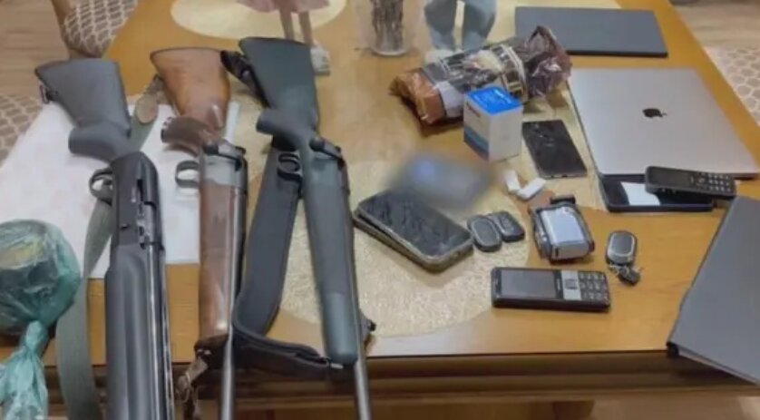 У главы Зап-Сиб ЖД при обыске нашли пачки денег и оружие