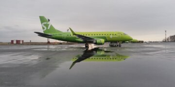 Пассажиров задержанного рейса «Сибири» не накормили и не пустили в гостиницу