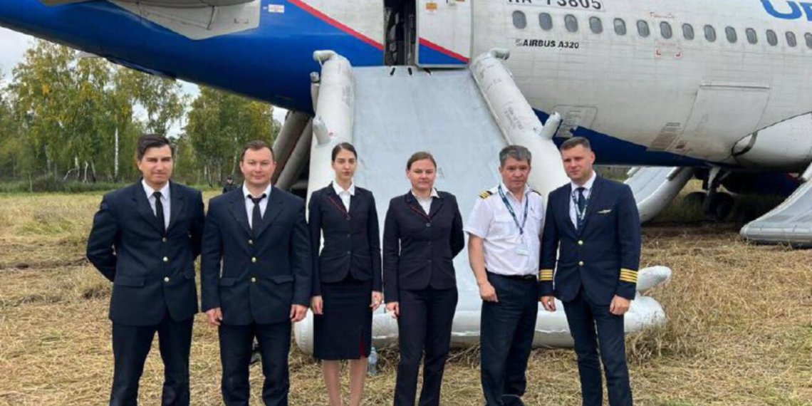 Пассажиры аварийного рейса «Сочи — Омск» просят прекратить дело против пилота