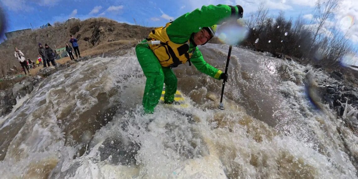 Паводок в помощь: новосибирские сап-сёрферы используют большую воду для сложных тренировок