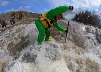 Паводок в помощь: новосибирские сап-сёрферы используют большую воду для сложных тренировок