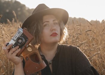 Победить стереотипы и хейт: как слабослышащая фотограф из Новосибирска идёт к своей мечте