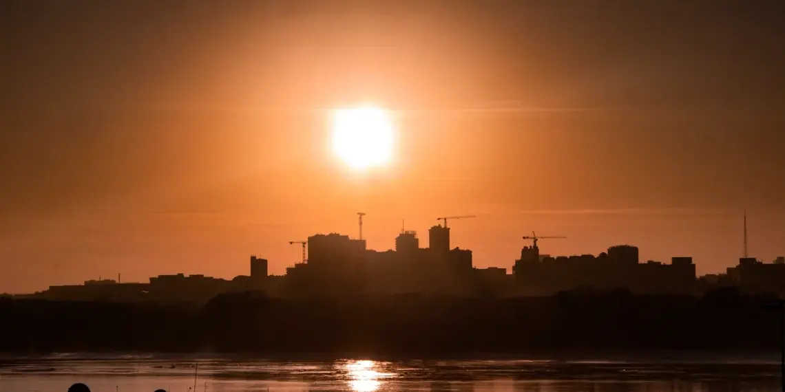 Метеозависимым приготовиться: на Солнце произошла мощная вспышка