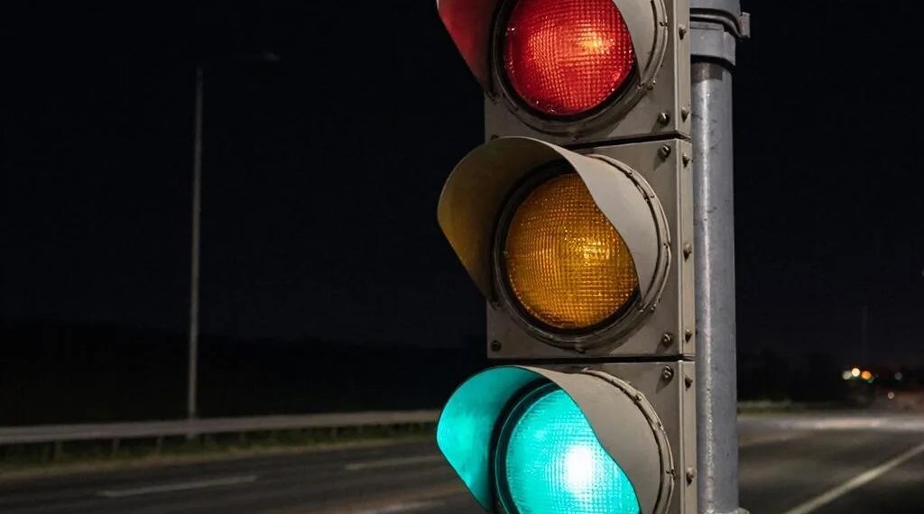 В Новосибирске начнут устанавливать новые светофоры и гобо-проекторы