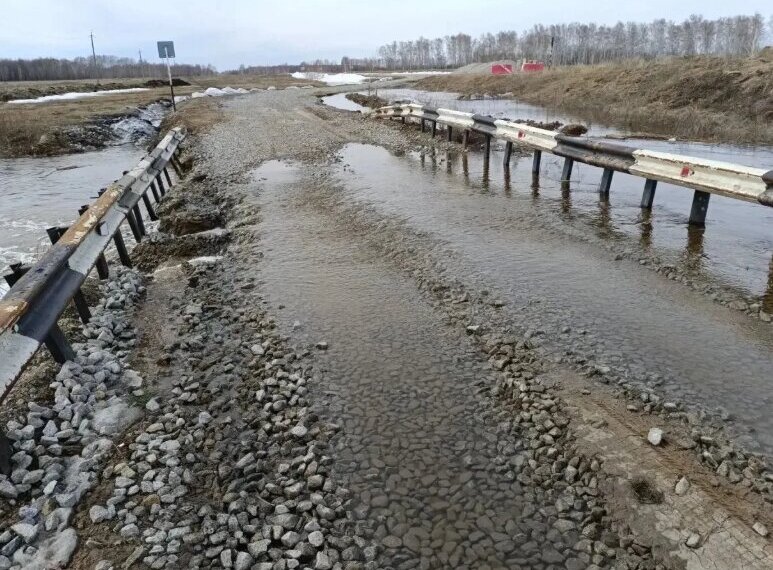 В Краснозёрском районе НСО закрыли участок автодороги из-за паводка