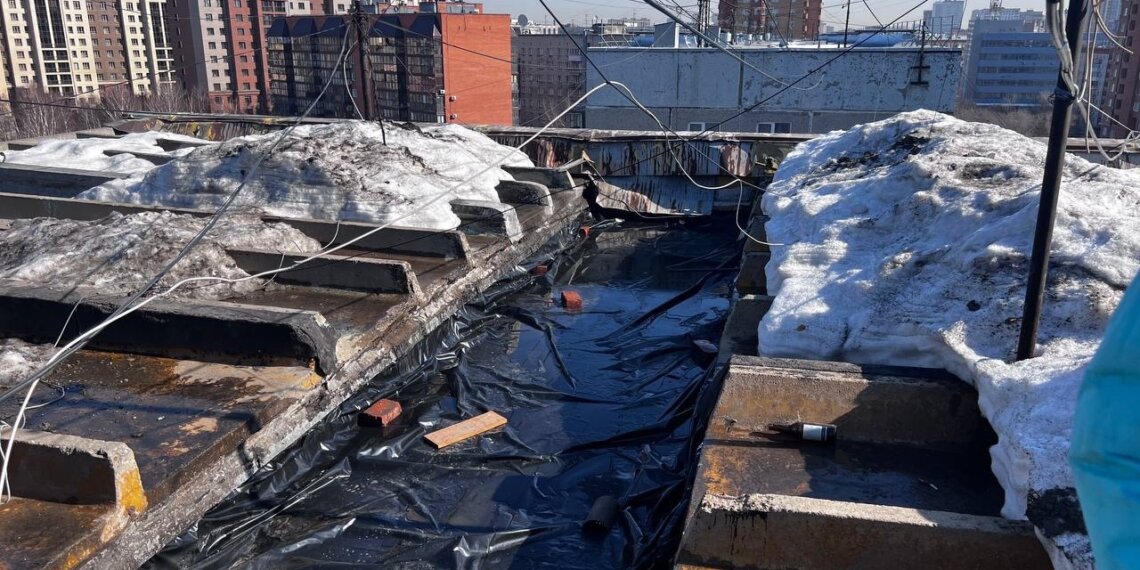 В Новосибирске из-за протекающей крыши и аварийной ливневки затопило квартиры в доме на улице Дуси Ковальчук