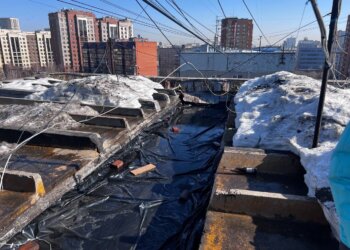 В Новосибирске из-за протекающей крыши и аварийной ливневки затопило квартиры в доме на улице Дуси Ковальчук