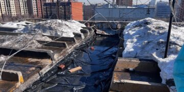 В Новосибирске из-за протекающей крыши и аварийной ливневки затопило квартиры в доме на улице Дуси Ковальчук