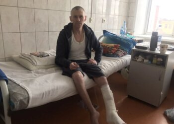 «Боюсь, что сойду с ума»: мужчина 2,5 года лежит в больнице после падения с её крыши