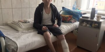 «Боюсь, что сойду с ума»: мужчина 2,5 года лежит в больнице после падения с её крыши