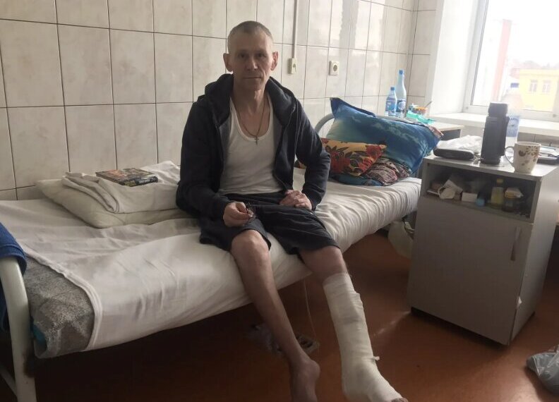 «Боюсь, что сойду с ума»: мужчина 2,5 года лежит в больнице после падения с её крыши