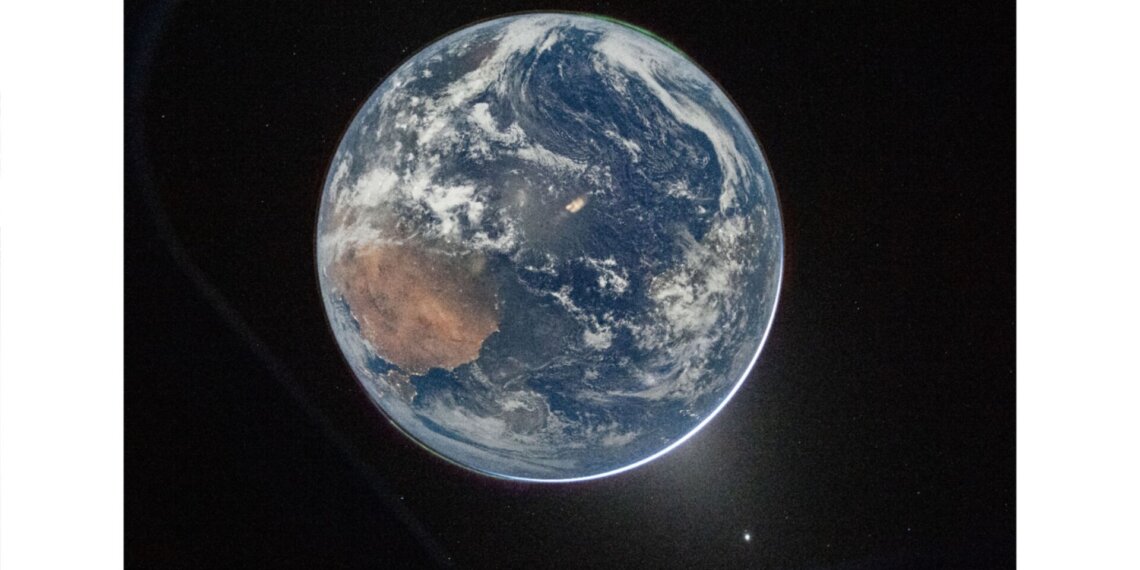 Полярные сияния и зодиакальный свет: NASA показало снимок Земли из иллюминатора «Артемиды-2»