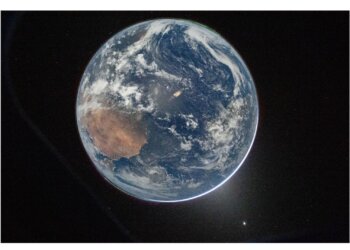 Полярные сияния и зодиакальный свет: NASA показало первые снимки Земли из иллюминатора «Артемиды-2»