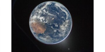 Полярные сияния и зодиакальный свет: NASA показало снимок Земли из иллюминатора «Артемиды-2»