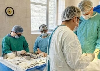 Новосибирские хирурги собрали ногу бойца заново — из костей таза и кожи голени