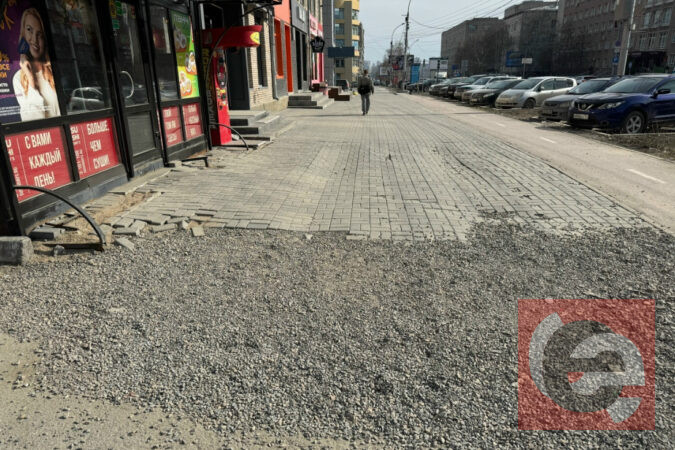 Мэрия Новосибирска отреагировала на жалобы о разрушающемся тротуаре на проспекте Карла Маркса