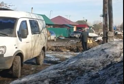 «Коммунальщики недоработали»: оставленные ямы чуть не стали причиной трагедии в Тогучине
