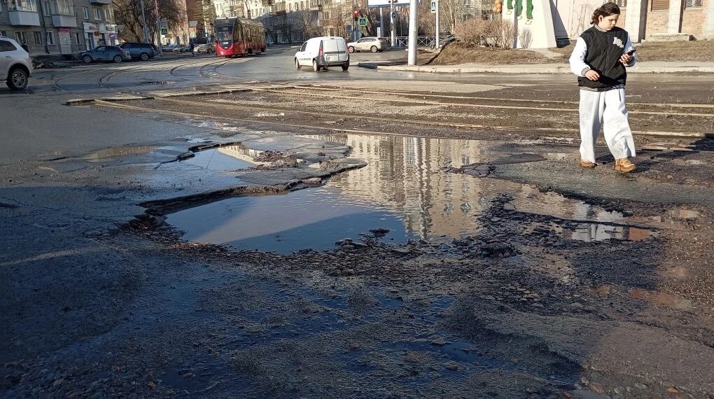 Мэрию Новосибирска обязали отремонтировать Октябрьский мост и убрать грязь: выбоины достигли 15 сантиметров