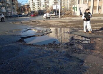 Мэрию Новосибирска обязали отремонтировать Октябрьский мост и убрать грязь: выбоины достигли 15 сантиметров