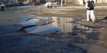 Мэрию Новосибирска обязали отремонтировать Октябрьский мост и убрать грязь: выбоины достигли 15 сантиметров