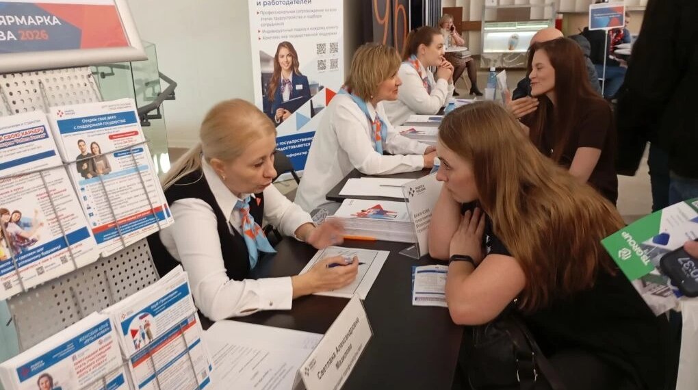 Массовка вместо трудоустройства: кому на самом деле нужна ярмарка «Работа России»