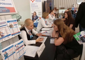 Массовка вместо трудоустройства: кому на самом деле нужна ярмарка «Работа России»