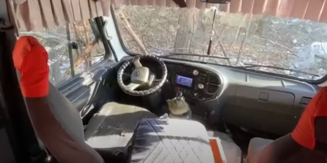 Автобус с людьми врезался в дерево под Красноярском