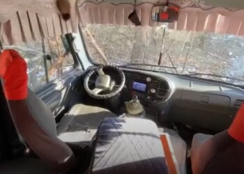 Автобус с людьми врезался в дерево под Красноярском