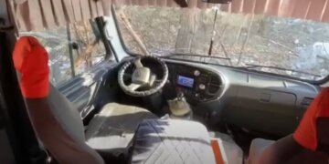 Автобус с людьми врезался в дерево под Красноярском