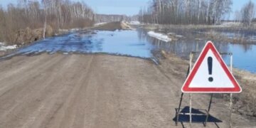 На девяти трассах НСО временно ограничено движение из-за паводка